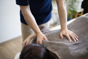 整体の施術を受ける女性