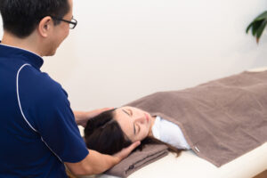 首に対する整体を受ける女性