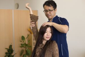 四十肩五十肩の施術を受ける女性