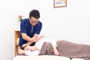 首の施術を受ける女性