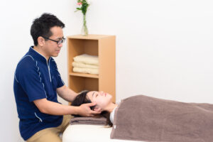 小顔整体を受ける女性