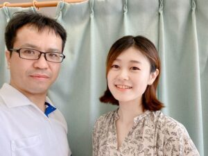 整体を受けた若い女性