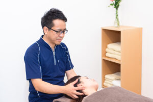 胸郭出口症候群の施術を受ける女性