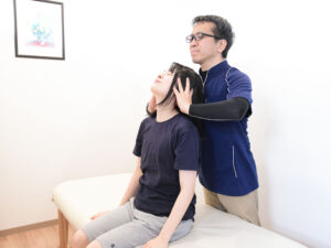 スマートフォン腱鞘炎の施術を受ける女性