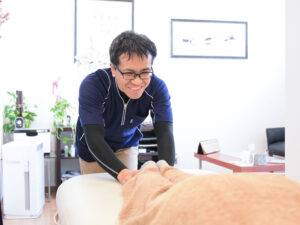 骨盤の歪みを確認する整体師