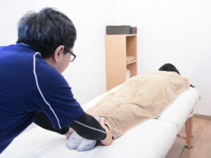 うつぶせの整体を受ける女性