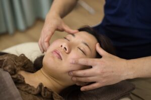 小顔整体を受ける女性