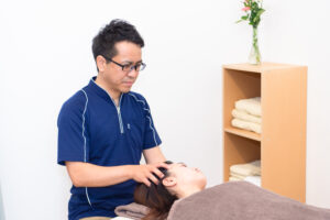 小顔整体を受ける女性