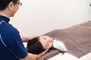 顎の調整を受ける女性