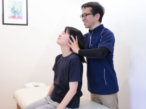 頭痛の調整をする整体師