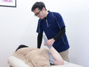 骨盤矯正を受けるじ女性