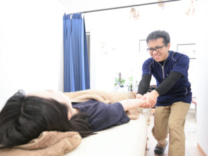 仰向けで整体を受ける女性