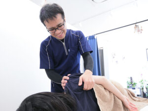 姿勢の調整をする整体師