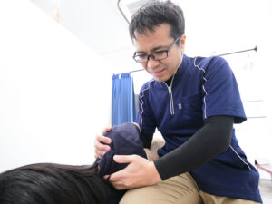 横向きで整体を受ける女性