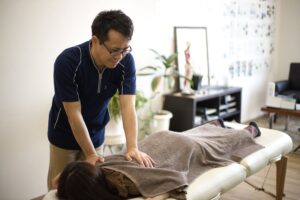 整体を行う男性