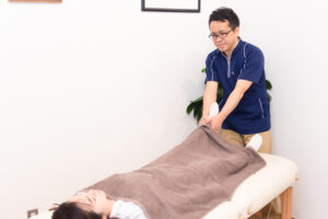 整体を行う男性