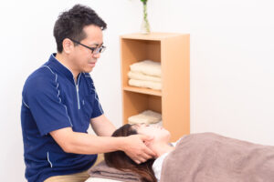 整体を行う男性