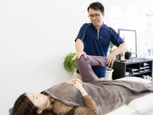 整体を受ける女性