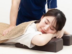 伊勢崎市で整体を受ける女性