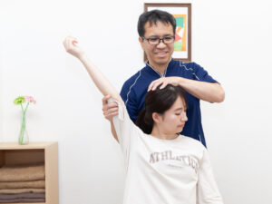 伊勢崎市で整体を受ける女性