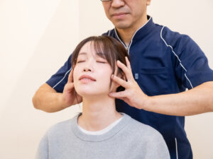 伊勢崎市で肩こりの整体を受ける女性