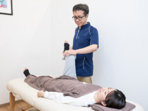 伊勢崎で腰痛整体を受ける女性