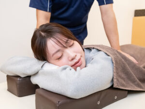 伊勢崎市宮子町で整体を受ける女性