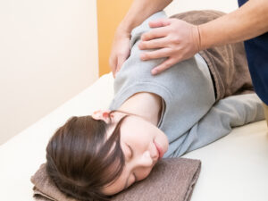 伊勢崎骨盤矯正を受ける女性