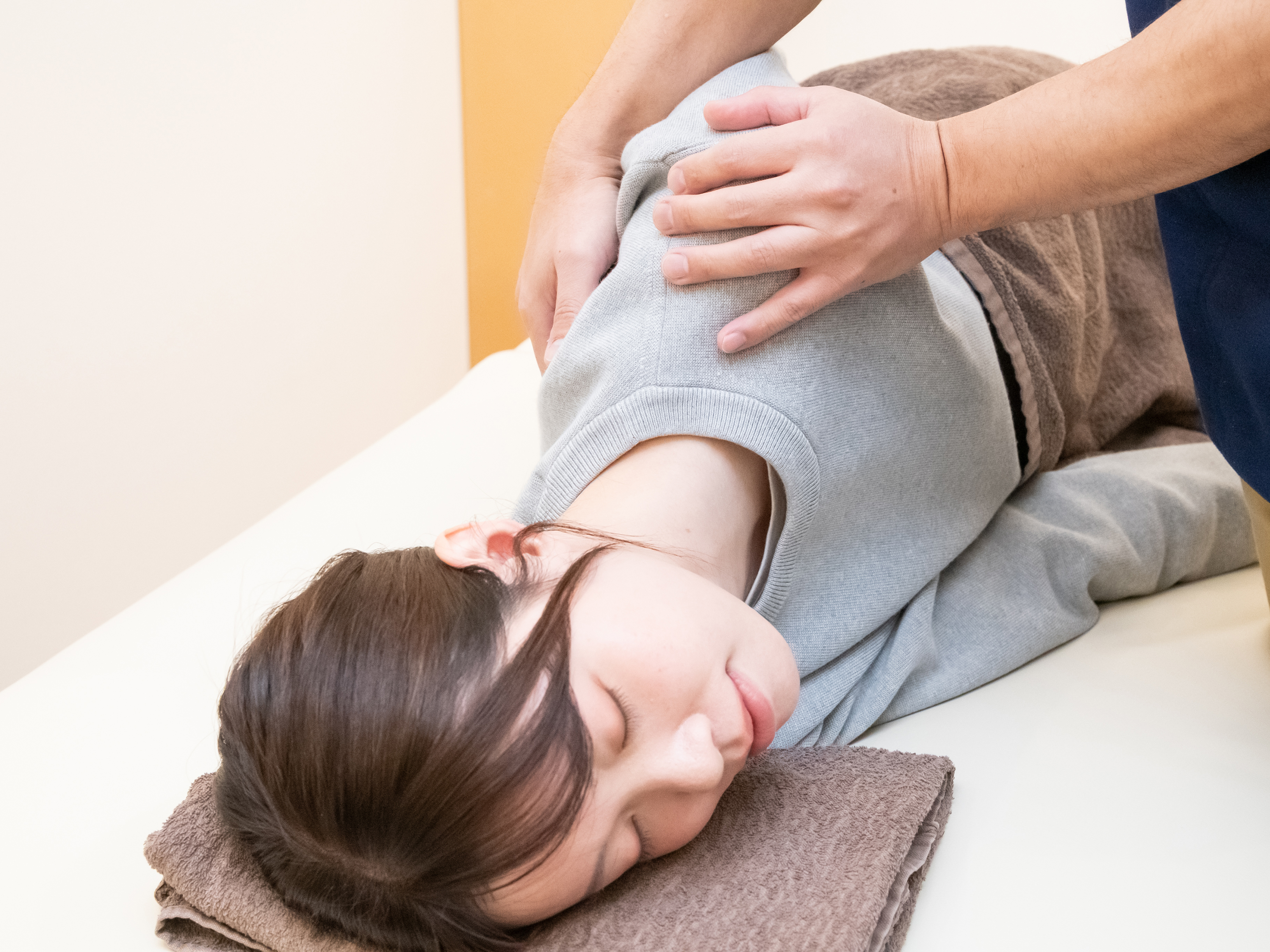 寝たまま1分!骨盤の開きを整える簡単ストレッチ|伊勢崎のプロ直伝セルフケア