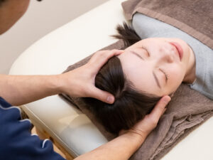 伊勢崎で小顔整体を受ける女性