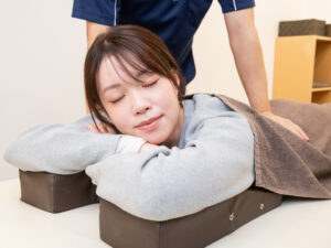 整体を受ける女性