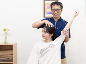 整体を受ける女性