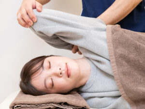整体を受ける女性