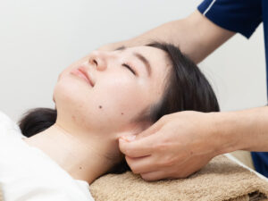 伊勢崎で小顔整体を受ける女性